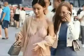 女孩们以后穿裙子一定要注意点呀，这也太尴尬了！哈哈哈图片
