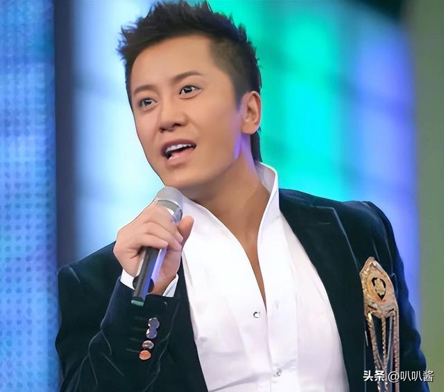 他8次上春晚	，作死被捕入狱，如今56岁无人问津，沦落到四处走穴