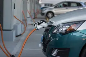 又一汽车巨头扛不住？一年巨亏330亿，裁员2万人，中国销量跌40%图片