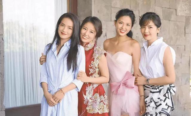 林心如爸妈庆结婚 50 周年！霍建华受宾客欢迎，林爸和女儿像同龄人