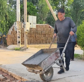 远离造神陷阱，官媒揭开冰窟救人后李佳婷现状，令人担心的事发生