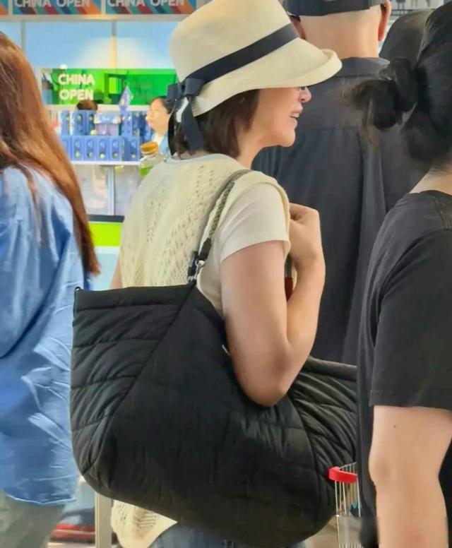 董卿不主持了，把舞台搬回了家！她到底在忙啥？