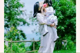 谢娜接娃放学，闺女与许昕孩子是校友，俩人争抢排第一位超可爱图片