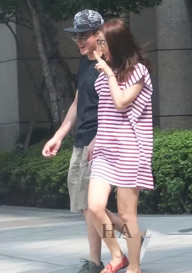 林心如浑身只穿一件T恤玩“裤子失踪”，却被大象腿出卖了年龄