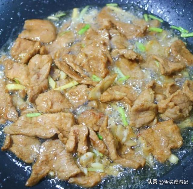 4种家常食材！芹菜香菇炒肉片鲜香下饭，全程大火快炒超入味