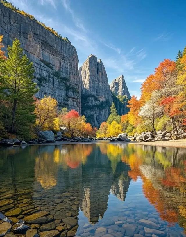 这么美的景色，蓝天山岗彩林碧水，简直是美若仙境