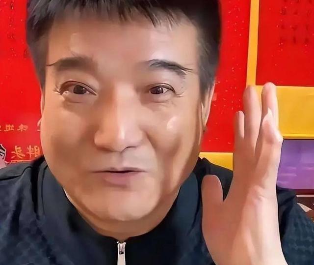 哭穷风波刚9天	，何庆魁儿子曝闫学晶猛料被扒，77岁老父亲被牵连