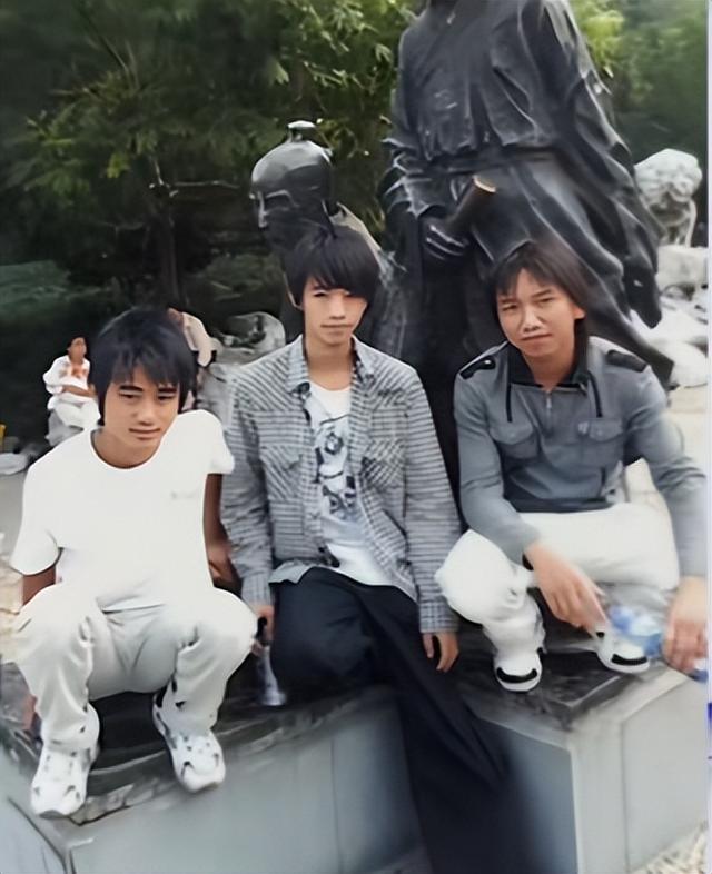 活久见！四川35岁小伙住山洞，不工作不结婚不生娃，月销才300块