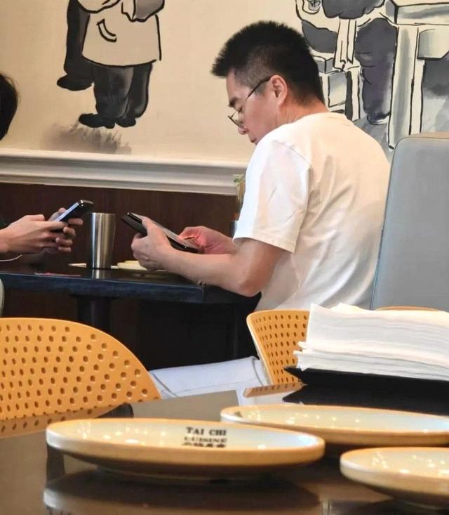 实锤了！许亚军没去何晴葬礼，当时他在美国洛杉矶陪小儿子用餐