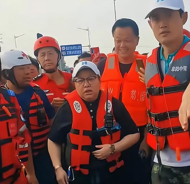 贪污上亿、假慈善？被实名举报的韩红，如今连坐椅子都成了“错”