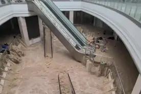 贵州榕江县城最大商场被淹，洪水如瀑布般倒灌，官方：救援力量正在现场处置图片