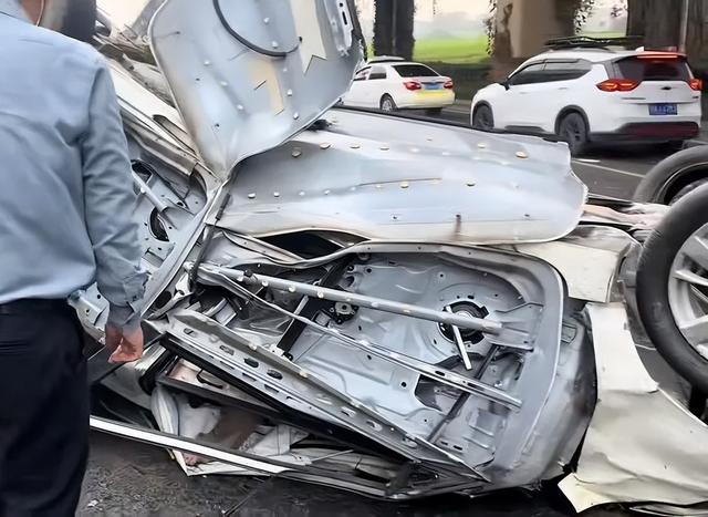 四川成都一轿车撞上高架桥桥墩后弹飞翻车，四轮朝天，车辆严重变形，医院称目前有一伤者仍在ICU