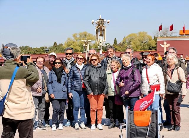 外国人涌入中国，真相扎心：我们的低物价成了他们的消费天堂