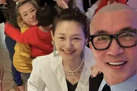 48岁大S近照太绝了！素颜出镜美得发光，依偎在老公身旁满脸甜蜜图片