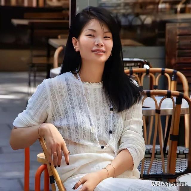 她被群嘲是“第一丑模”，嫁给大20岁老外，如今43岁怎样了？