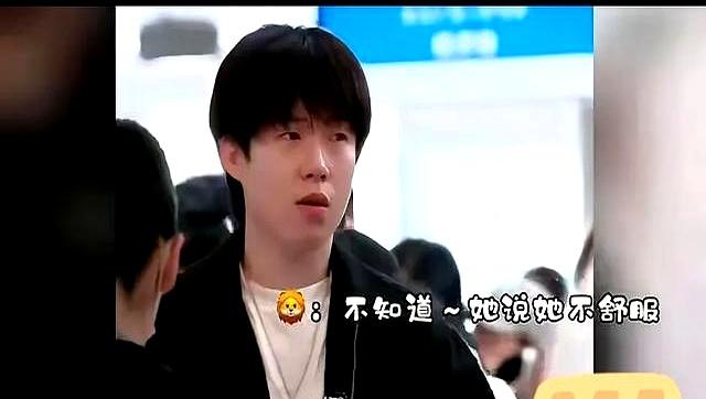 生病仍强撑状态	，她戴口罩默默扛住不适，摘口罩擦鼻涕瞬间太戳心