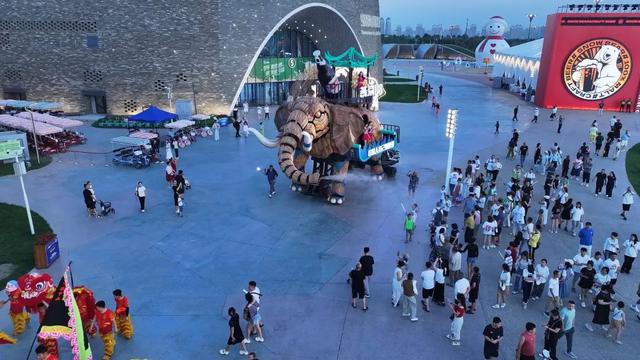 16米科技巨兽“机甲大象”霸气登场 七彩花车巡游解锁狂欢新体验
