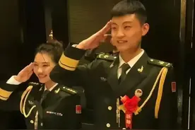 士兵爱上美女军官，两人喜结连理，的确是可喜可贺图片