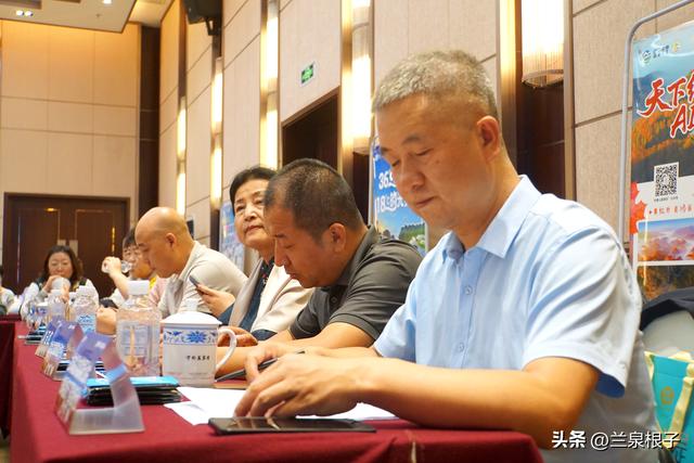 红叶邀约递金城 光雾秋色入兰来