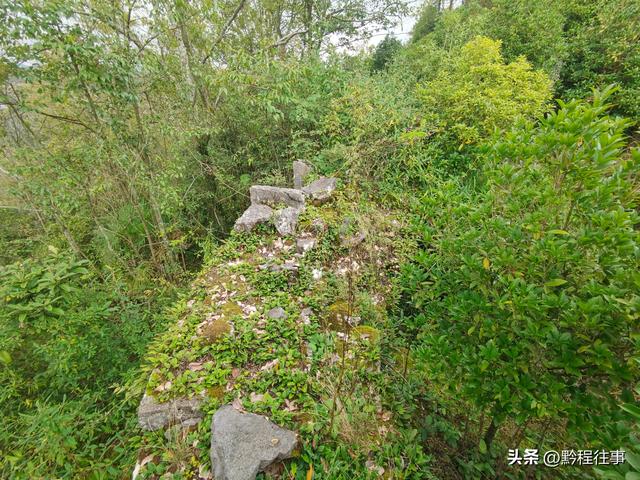 偏远乡野中寻找一个古寺遗址，探险一个深邃溶洞