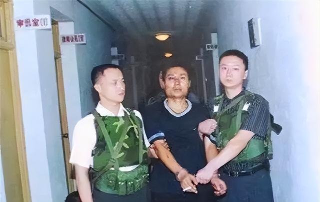 2001年张君走下法庭，含泪签完字后被押刑场，行刑过程中表情镇静