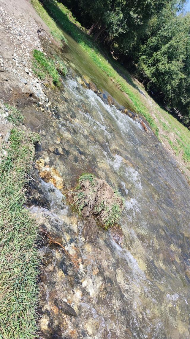 呼和浩特哈拉沁沟，一条小河从两山峡谷流出，步行只能走小路