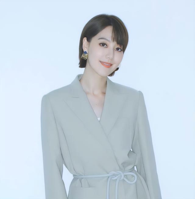 讨好大佬，陪睡上位	，遭央视“开除”，她身上的标签哪个才是真的