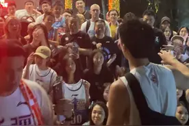 新疆晋级总决赛，赛后太感人！全队与数十球迷合影，全程兴奋庆祝图片