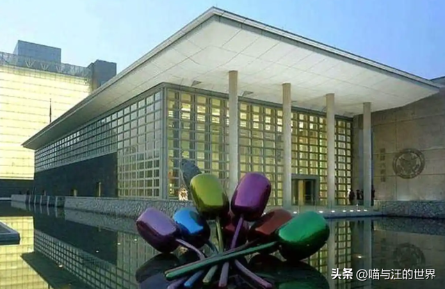 美国驻华大使馆：地皮2亿装修26亿，建得跟碉堡一样，在怕什么？