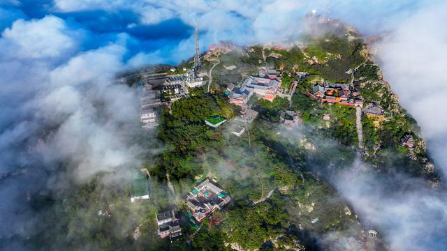 秋雨之后，泰山之巅云海翻涌似仙境