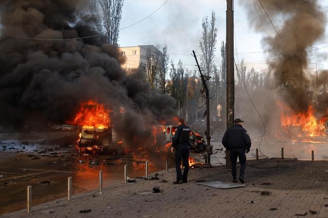 俄罗斯上演复仇式轰炸！泽连斯基点名见普京，轮到美英法德着急了