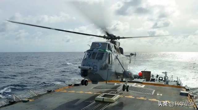 海面波涛汹涌，船只摇晃不定，舰载直升机如何降落？