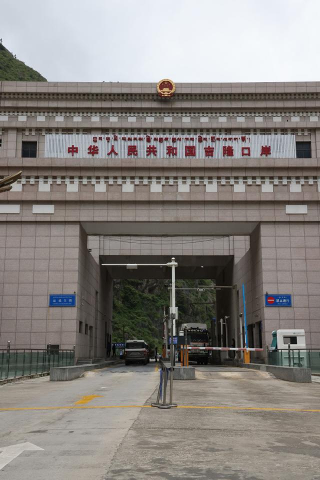 比林芝更易抵达，西藏这条“沟”海拔低、雪山多，镇比市还豪华！