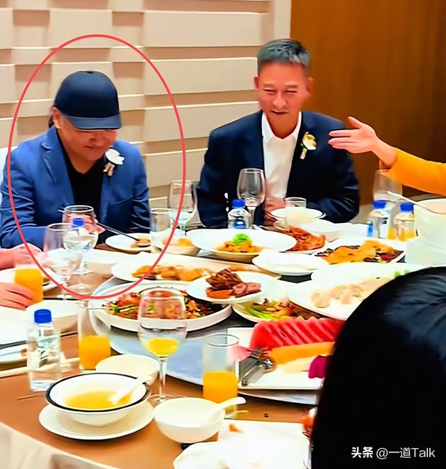 刘欢34岁女儿大婚！新娘打扮掉价，女婿长相普通，刘欢强颜欢笑