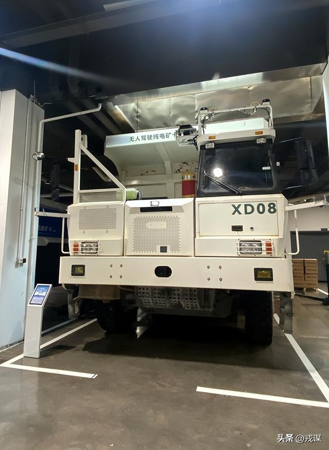 湖南智造杀疯了！无人矿山卡车自己干活	，6分钟造台挖掘机