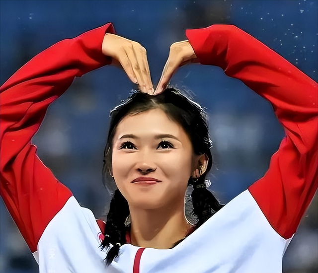 里子面子全丢了！吴艳妮出席姐姐婚礼抢尽风头	，体面被撕个粉碎