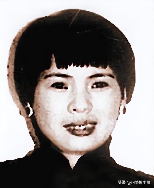 赖昌星妻子曾明娜现状，独居3000平老宅，做饭弄花草活成人生赢家