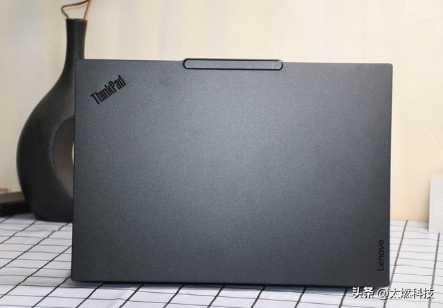 ThinkPad E14 2025 AI元启长续航版测评：全天候续航超轻薄商务本