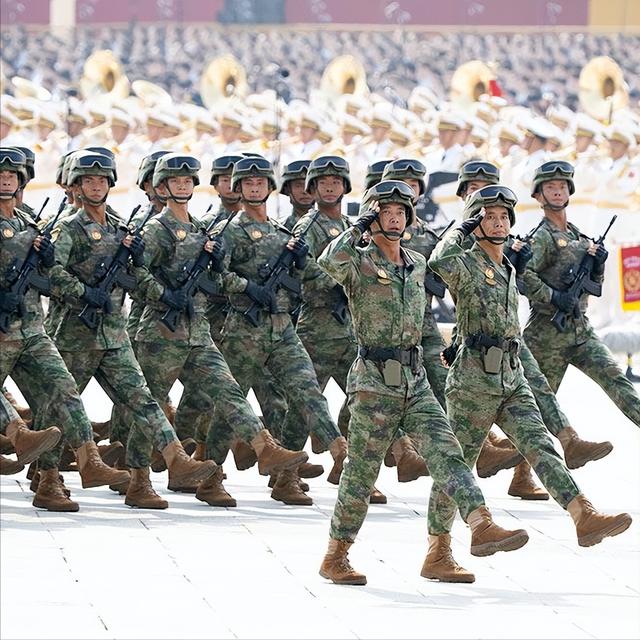 美国就算一动不动，中国20年也追不上，九三阅兵打了多少专家的脸