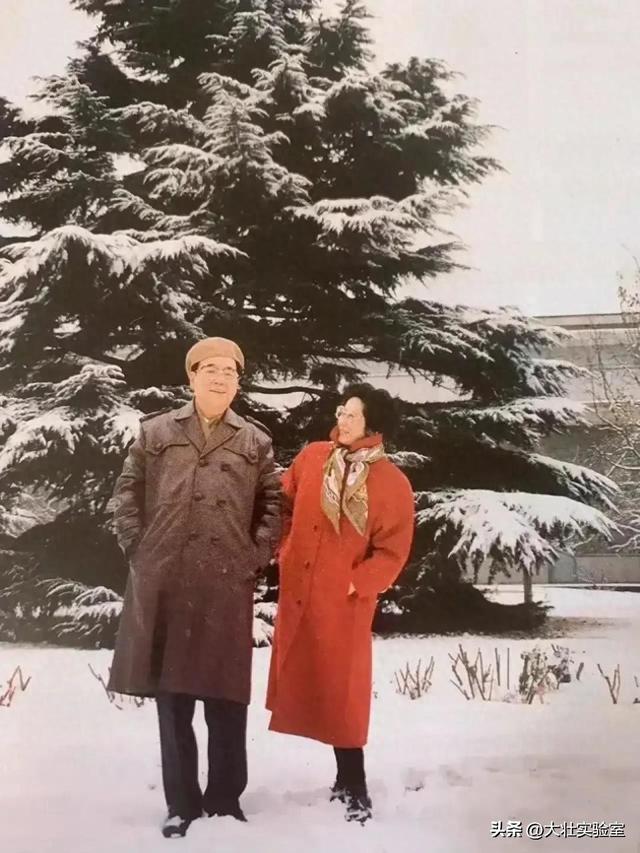 李鹏总理与女儿在一起的罕见留影，笑容灿烂喜笑颜开，温暖又温馨