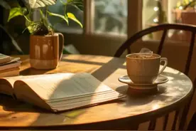离婚当晚，我拉黑丈夫所有联系方式，三年后搬家掀开沙发垫图片