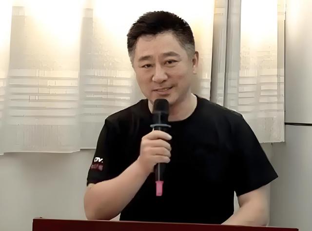 他是央视金牌主持人，57岁才结婚，娶北师大教授，气质高贵还漂亮