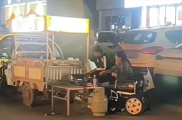 河南母女深夜摆摊卖炒面，一陌生男子转账60000元，没想到提出要求：“5年后，我再来！”