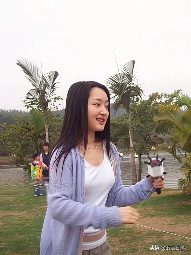 这是杨钰莹30岁时候拍下的生活照 全素颜没有化妆 看着像18的小姑娘
