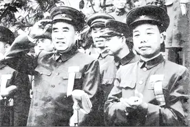 74年中央送来国庆观礼名单，毛主席看后两次退回，后亲自加了两人图片
