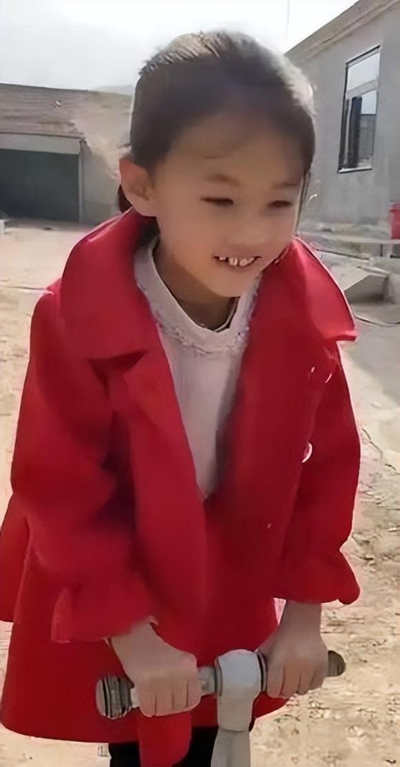 后不后悔？宁夏那个一笑成名拒绝百万签约的小女孩，现在成了这样