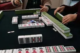 重庆女子把6岁儿子锁家里，通宵打麻将，回家发现儿子身体已冰凉图片