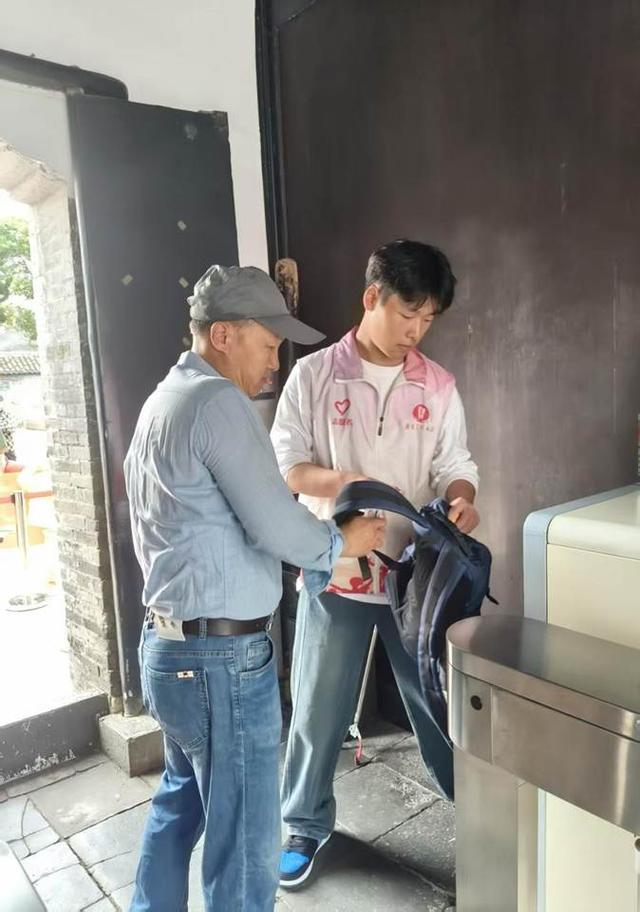 国庆我在岗｜周恩来纪念地“最美守护者”绘就假日风景线