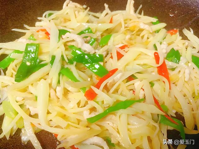 炒茭白，不要直接下锅炒，多加一步，茭白不涩口，鲜嫩好吃特下饭