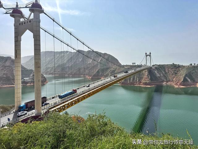 甘肃刘家峡水库，乘船游览黄河峡谷风光